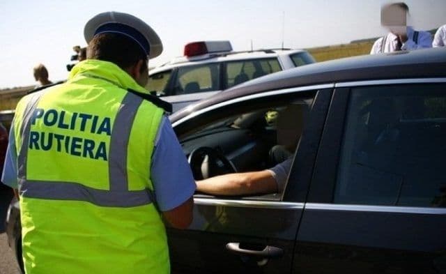 Tânăr fără permis, depistat în trafic de polițiști
