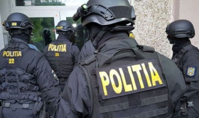 Percheziție domiciliară la locuința unui minor de 16 ani acuzat de fraudă informatică