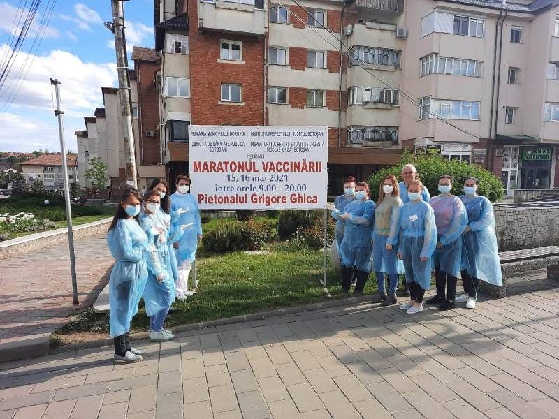 Prima zi de vaccinare pe pietonalul din Dorohoi încheiată cu succes - FOTO