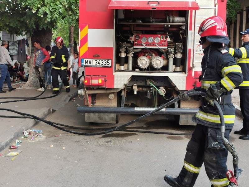 Incendiu izbucnit într-o garsonieră situată la etajul 4 al unui bloc. Zeci de persoane s-au autoevacuat - FOTO