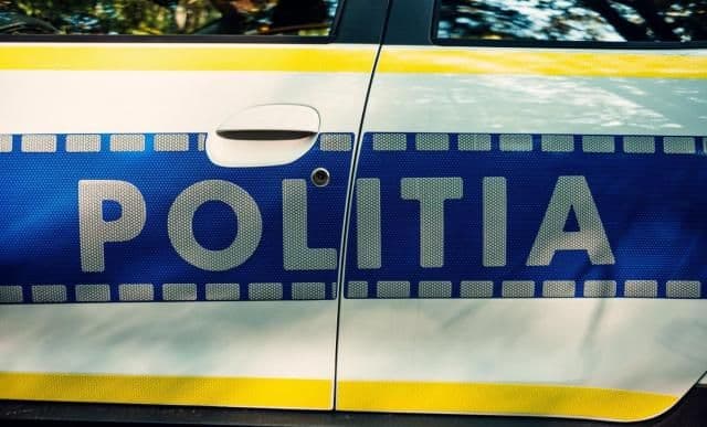 Prins la volan fără permis a încercat să fugă de polițiști