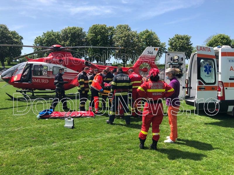 Femeie din Dorohoi preluată de urgență de elicopterul SMURD de pe stadionul „1 Mai” - FOTO