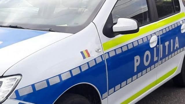 Un tânăr fără permis a intrat cu mașina în ușa unui magazin din Botoșani