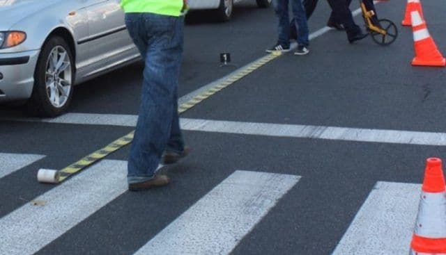 Accident pe strada C.D.Gherea! Adolescentă lovită de o mașină pe trecerea de pietoni