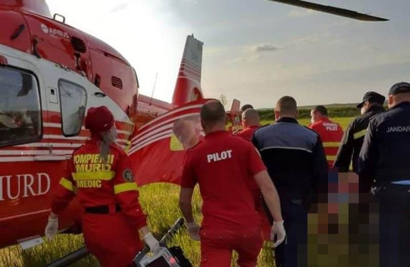 Misiune contracronometru la Botoșani! Bărbat preluat de elicopterul SMURD după ce și-a prins piciorul la o motosapă - FOTO