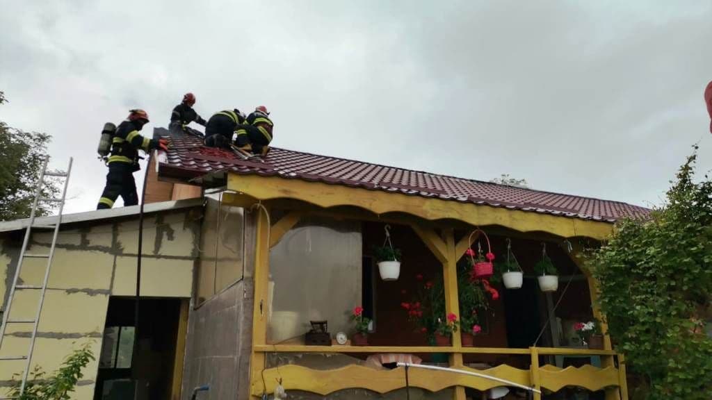 Acoperişul unei case din Botoșani în flăcări. Pompierii intervin în aceste momente