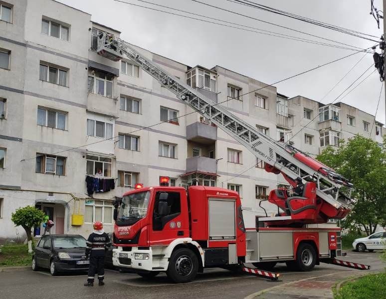Femeie din Dorohoi, rămasă captivă în baie, salvată de pompieri