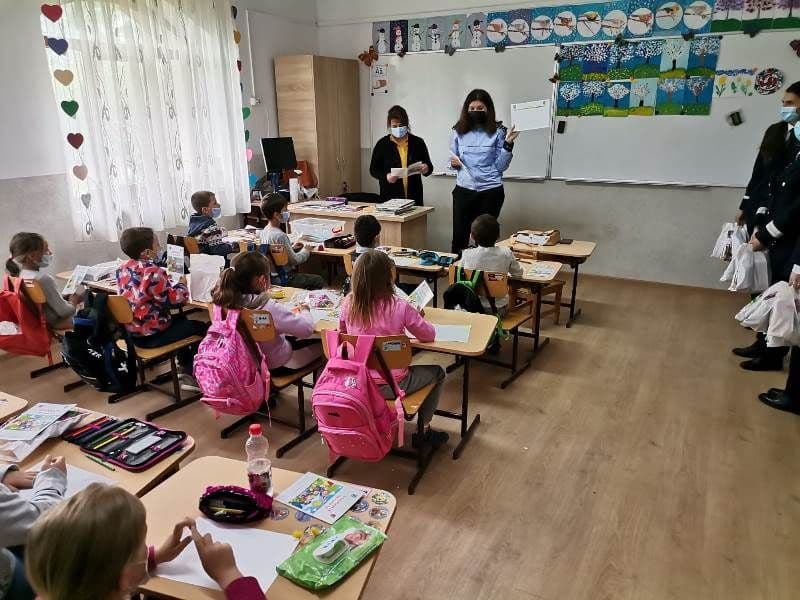 Acțiune de informare și cadouri pentru copiii din Rădăuți Prut - FOTO
