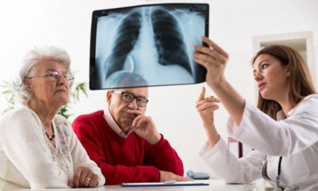 Femeile fac mai ușor cancer pulmonar deși fumează mai puțin