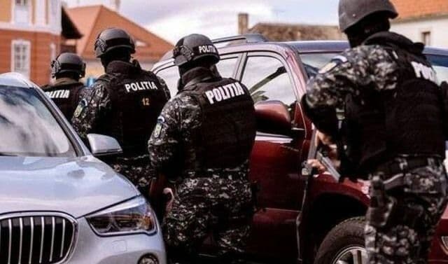 Descinderi DNA la Serviciul Rutier Botoșani și la mai mulți polițiști acasă