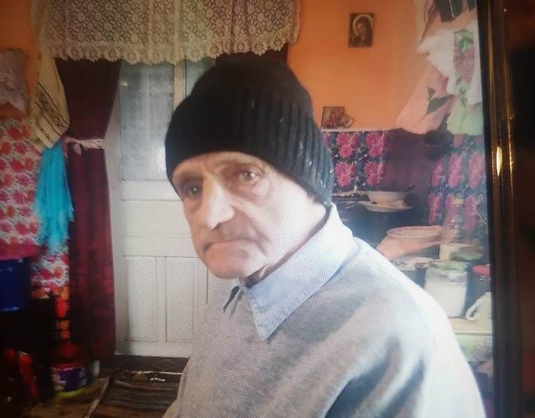 Bătrânul dat dispărut în urmă cu câteva zile, găsit de polițiști într-o pădure 