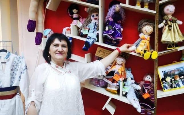 Păpuşile care cuceresc Europa. Pasiunea inedită a unei asistente sociale din Dorohoi