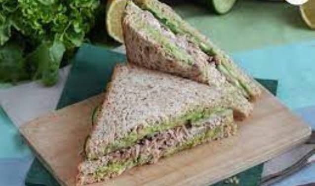 Sandwich cu ton și avocado
