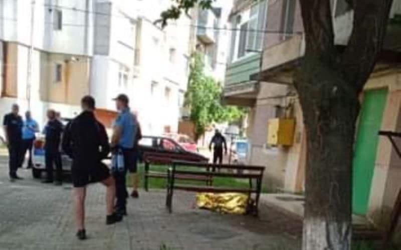 Tragedie în Dorohoi! Un bătrân de 82 de ani a murit după ce a căzut de la etaj - FOTO