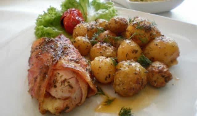 Piept de pui umplut cu garnitura de cartofi noi