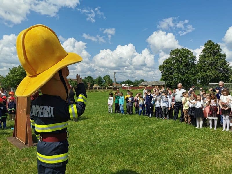 „Un cămin sigur pentru copilul tău”– activitate a salvatorilor botoșăneni alături de pompierul Sam - FOTO