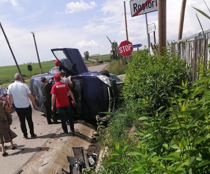 Accident grav pe un drum din județ! Două persoane au fost rănite