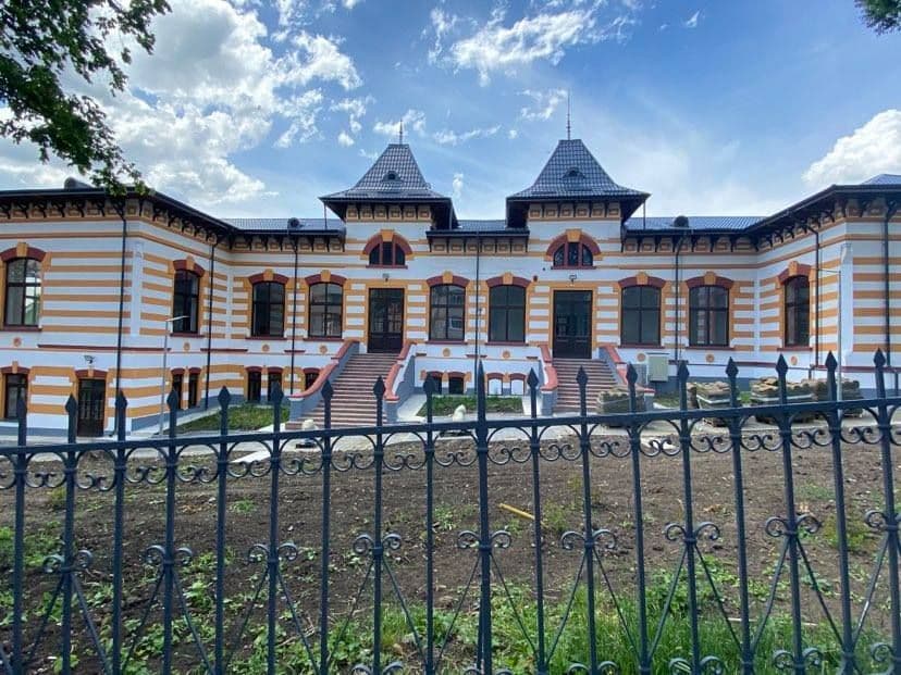Invitație pentru absolvenții clasei a VIII-a. Colegiul Național „Grigore Ghica” Dorohoi își așteaptă bobocii în casă nouă!