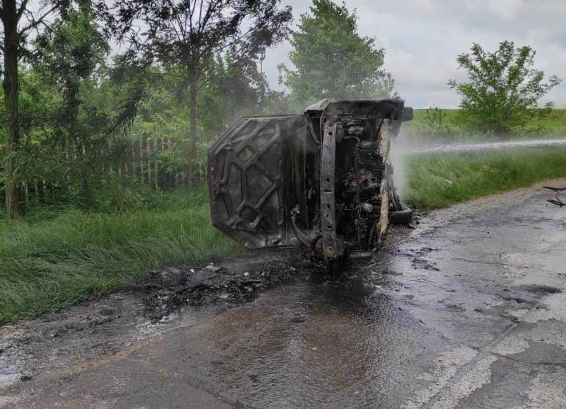 Autoturism distrus de flăcări, la Durnești - FOTO