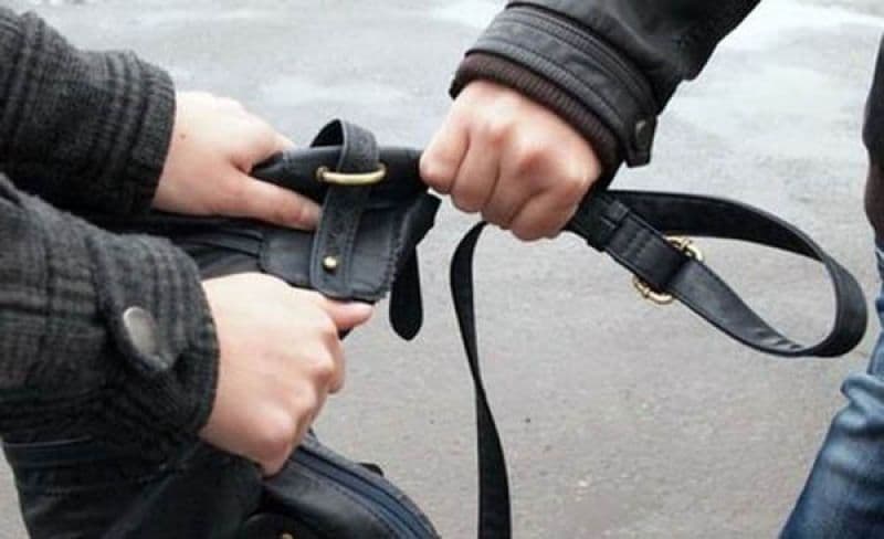 Bărbat reținut după ce a sustras o poșetă cu documente personale unei femei din Botoșani