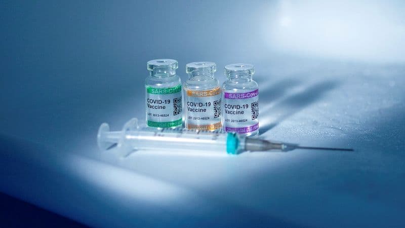 România are mai multe doze de vaccin decât doritori. Guvernul ia în calcul vânzarea lor către alte state