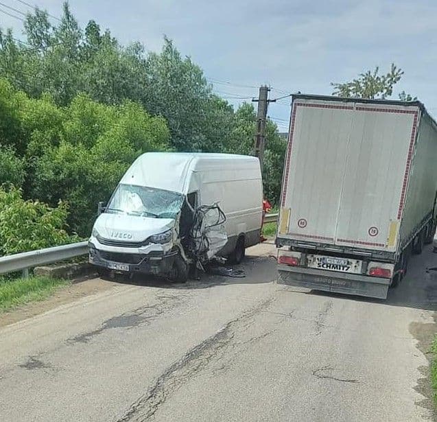 Accident pe drumul județean Mihăileni - Dersca. O autoutilitară a fost izbită de un camion - FOTO