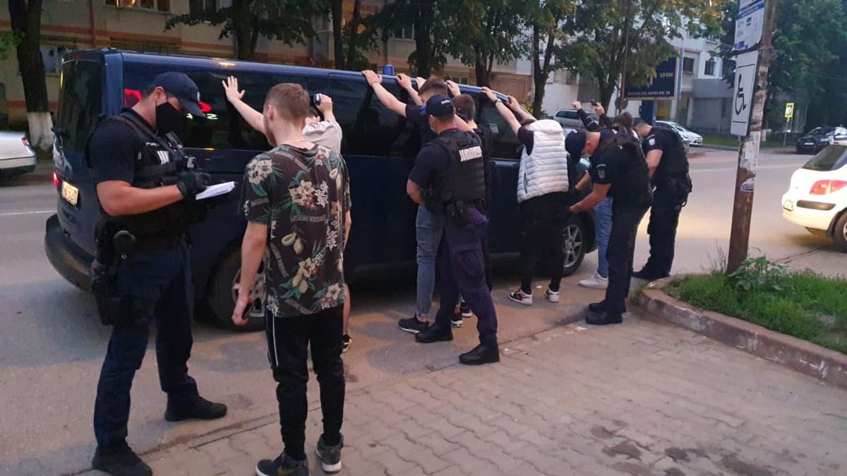 Mascații și zeci de polițiști au descins la terasele din Botoșani - FOTO