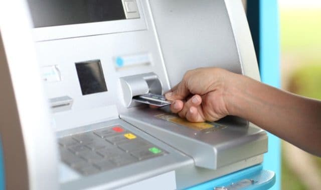 Uluitor! Un şofer din Botoşani a fost escortat de poliţişti până la bancomat pentru a scoate banii de şpagă