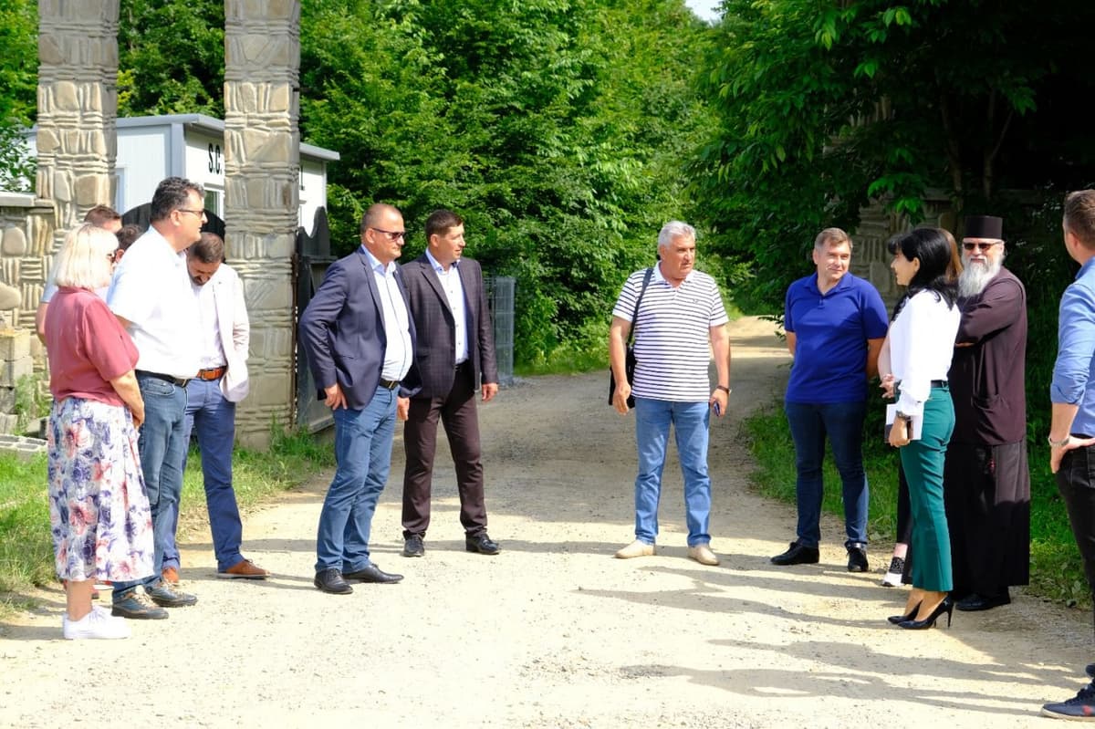 Consiliul Județean Botoșani continuă investițiile în drumuri! Drumul Mănăstirilor a fost predat constructorului - FOTO