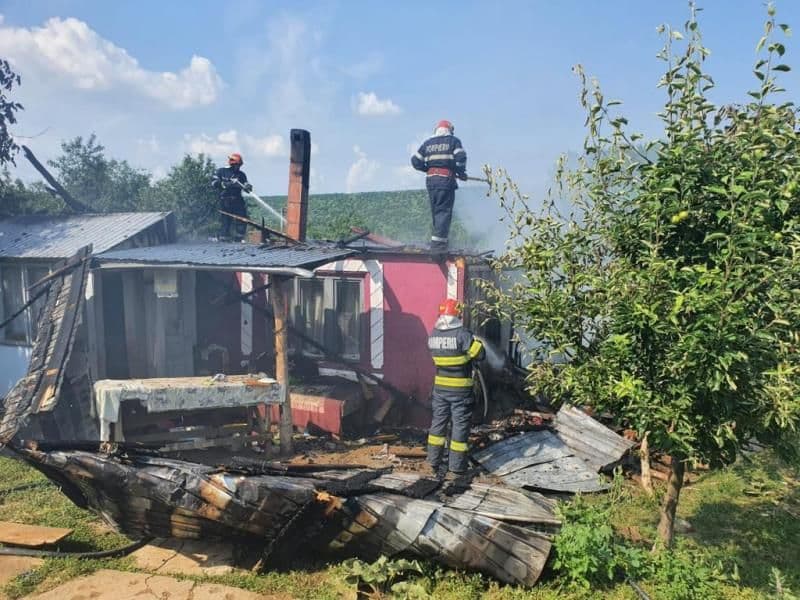 Familie cu cinci copii minori rămasă fără locuință în urma unui incendiu - FOTO