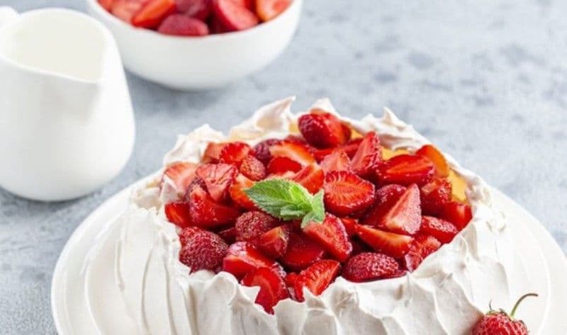 Pavlova cu căpșuni