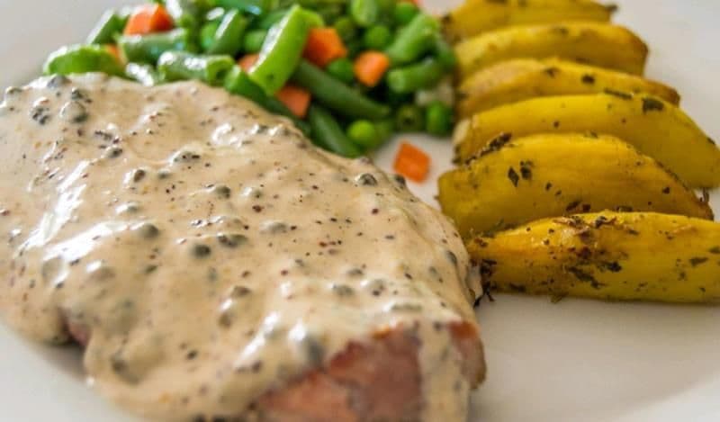 Cotlet de porc cu sos de piper verde