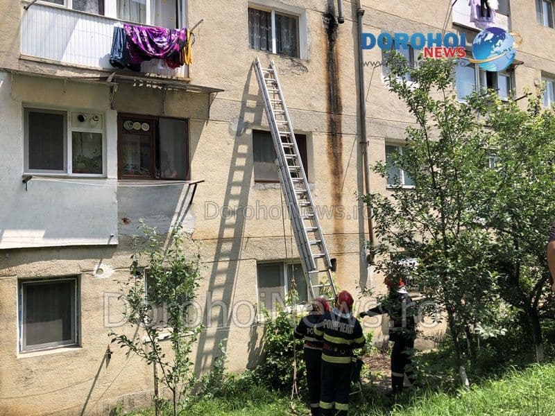 Copil de doi ani blocat într-un apartament din Dorohoi. Pompierii au intervenit la fața locului - FOTO