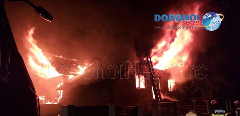 Incendiu la Botoșani! Casă cuprinsă de flăcări în toiul nopții - FOTO