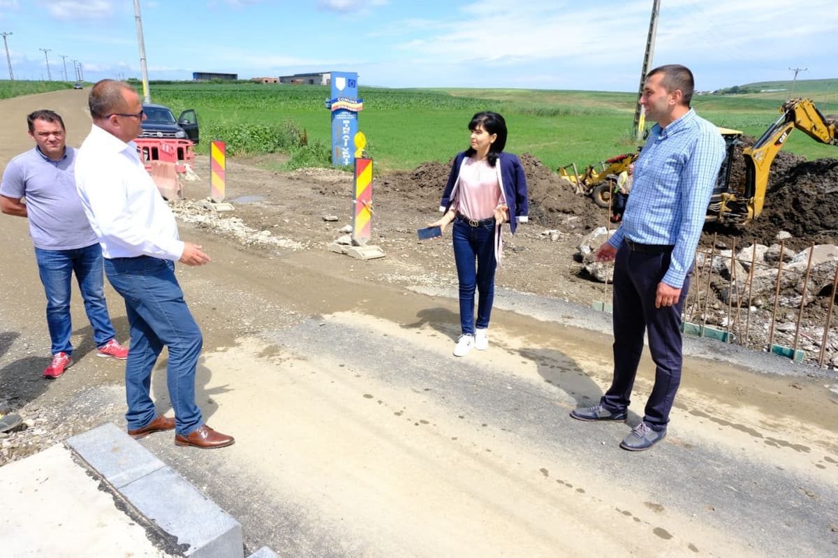 Începe asfaltarea drumului prin Prăjeni - FOTO
