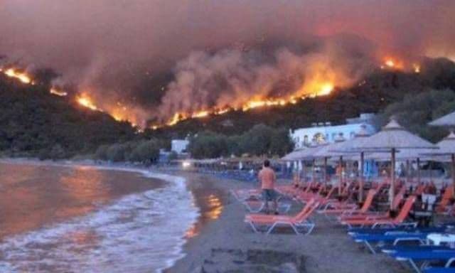 Avertizare pentru turiștii români: Incendiu puternic în insula Kefalonia din Grecia