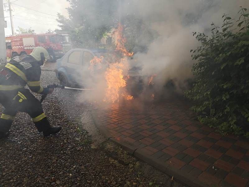 Autoturism parcat pe o stradă din Dorohoi, cuprins de flăcări - FOTO