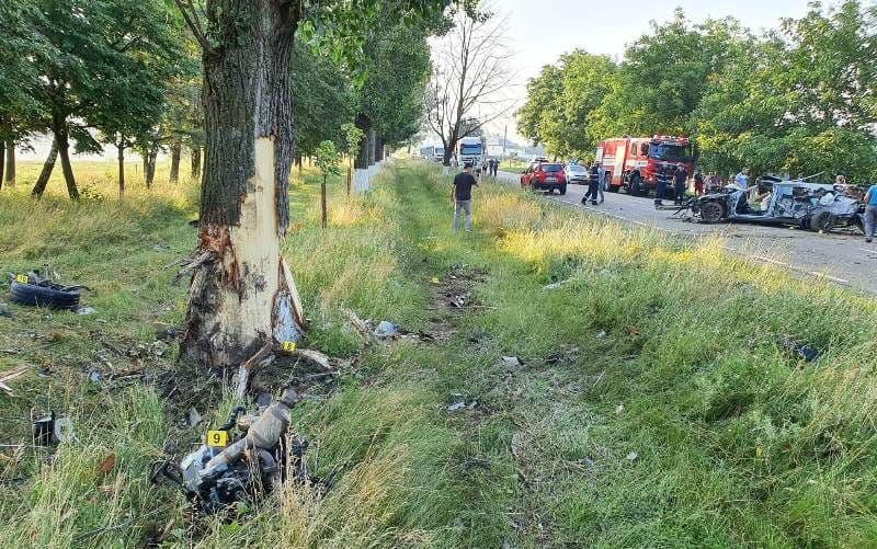 Accident grav! Un mort și două persoane rănite grav după impactul cu un copac - FOTO
