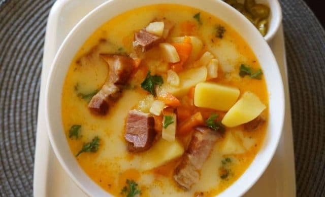 Supă țărănească cu cartofi, praz și bacon
