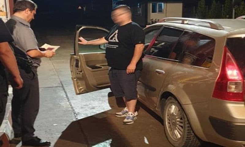 Depistat în timp ce încerca să transporte în Franța trei documente de identitate românești false
