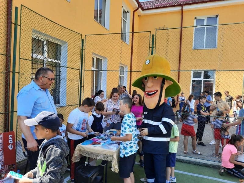 „Un cămin sigur pentru copilul tău!” – campanie de informare pompierilor botoșăneni în rândul părinților - FOTO