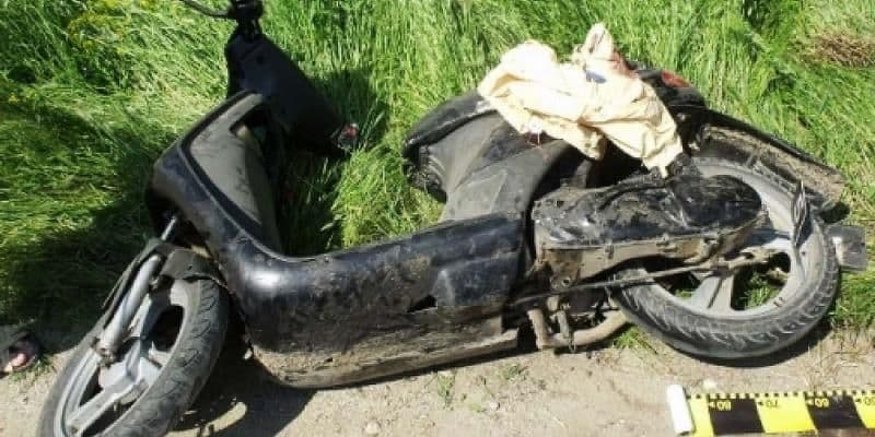 A ajuns într-un șanț cu o motocicletă neînmatriculată și fără a poseda permis de conducere