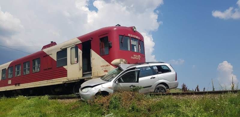 Mașină acroșată de trenul Dorohoi-Iași. Două persoane au ajuns la spital