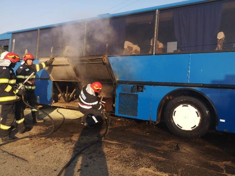Un autocar în care se aflau 21 de copii a luat foc, în comuna George Enescu - FOTO