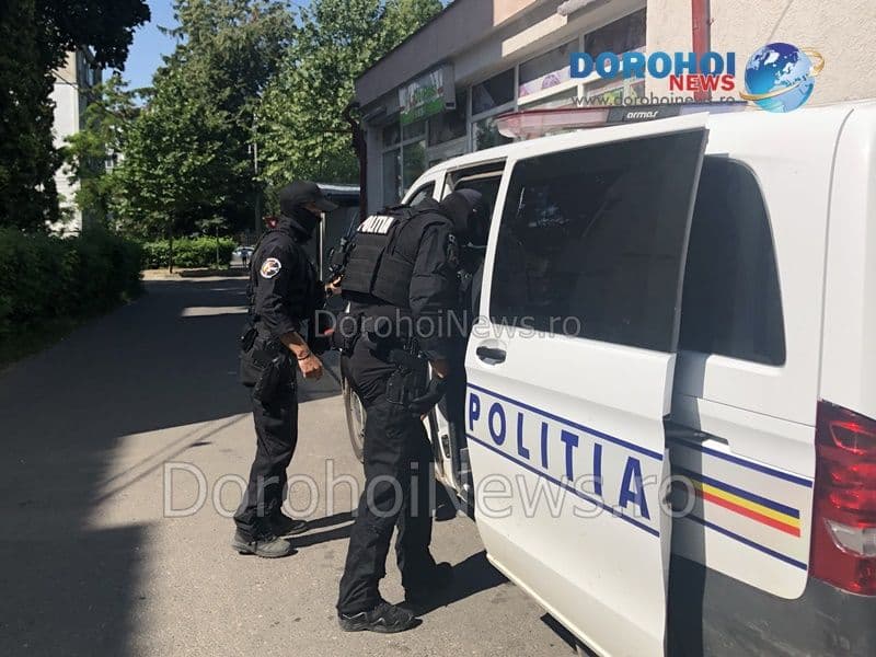 Percheziții la Dorohoi și Broscăuți! Un bărbat bănuit de furt calificat a fost reținut și dus la audieri - FOTO