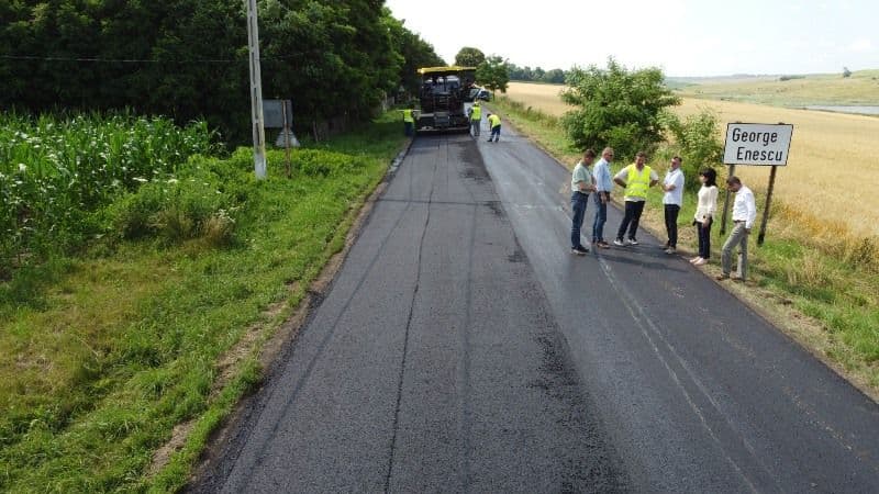 Covoare asfaltice turnate pe drumurile județene - FOTO