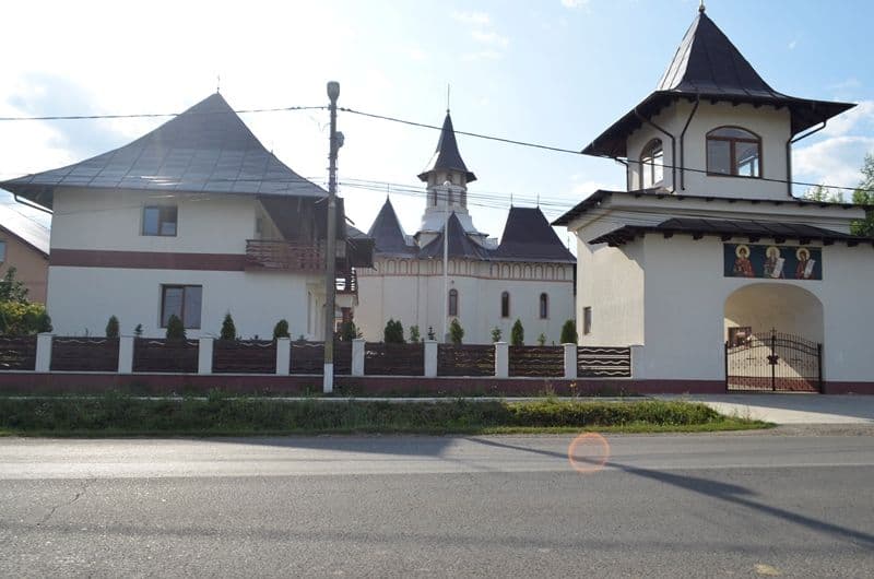 Hramul Bisericii Dealu Mare (20 iulie): Moaștele Sfântului Nectarie și ale Sfinților Epictet și Astion aduse spre cinstire