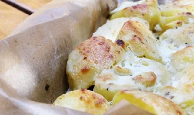 Cartofi noi cu ierburi aromatice și sos alb