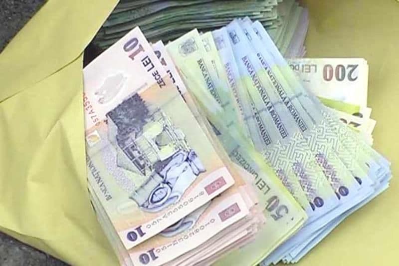 Gest lăudabil al unui botoșănean: A predat polițiștilor peste 20.000 de lei găsiți la gunoi