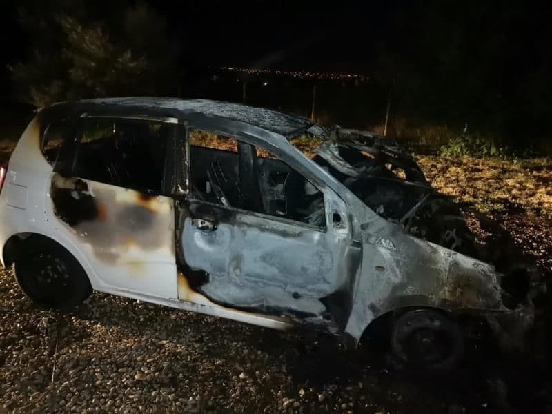 Incendiu izbucnit la un autoturism aflat în fața unei firme de dezmembrări